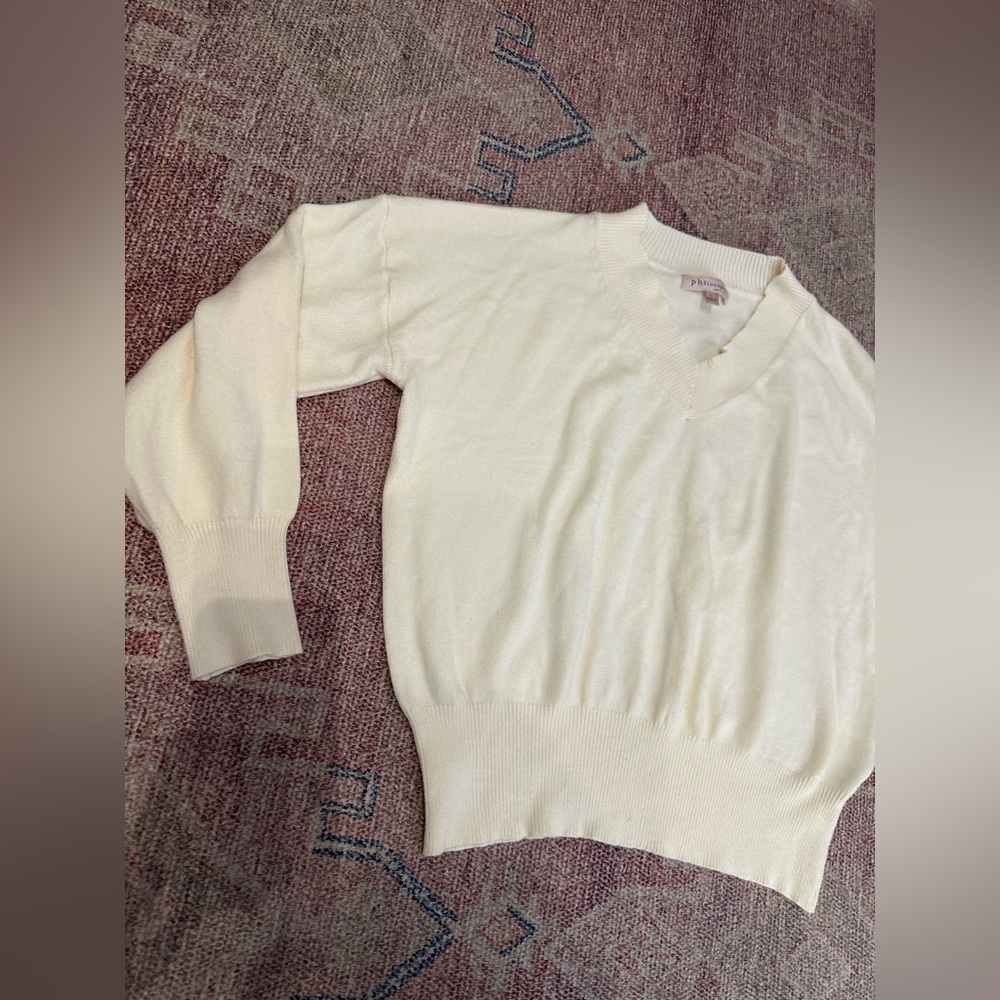 Philosophy cream relaxed v neck sweater SOFT and cozy size large